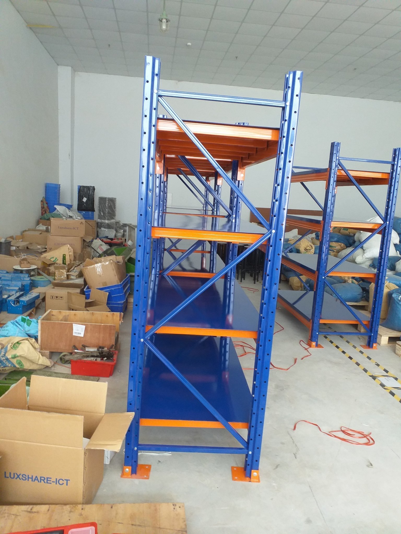 Kệ sắt trung tải chứa thùng carton và linh kiện trong kho