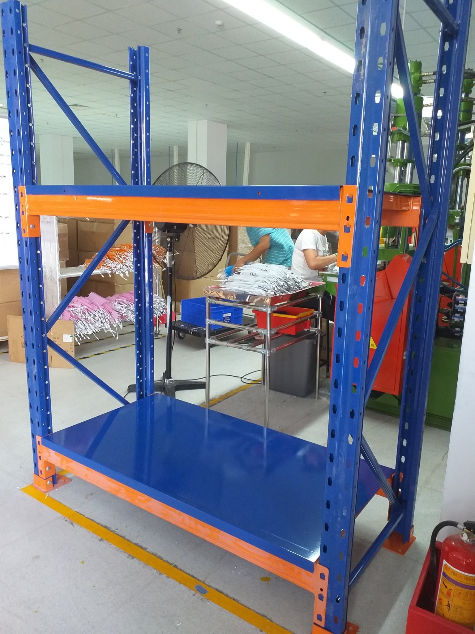 Kệ sắt trung tải khung xanh, thanh beam cam, mặt sàn tôn