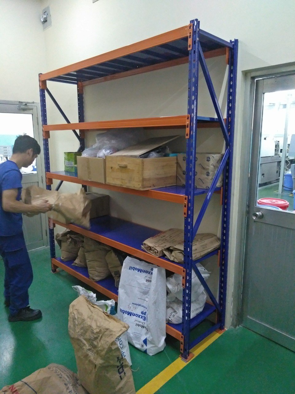 Kệ trung tải Long Quyền sử dụng thực tế trong kho linh kiện, phụ tùng