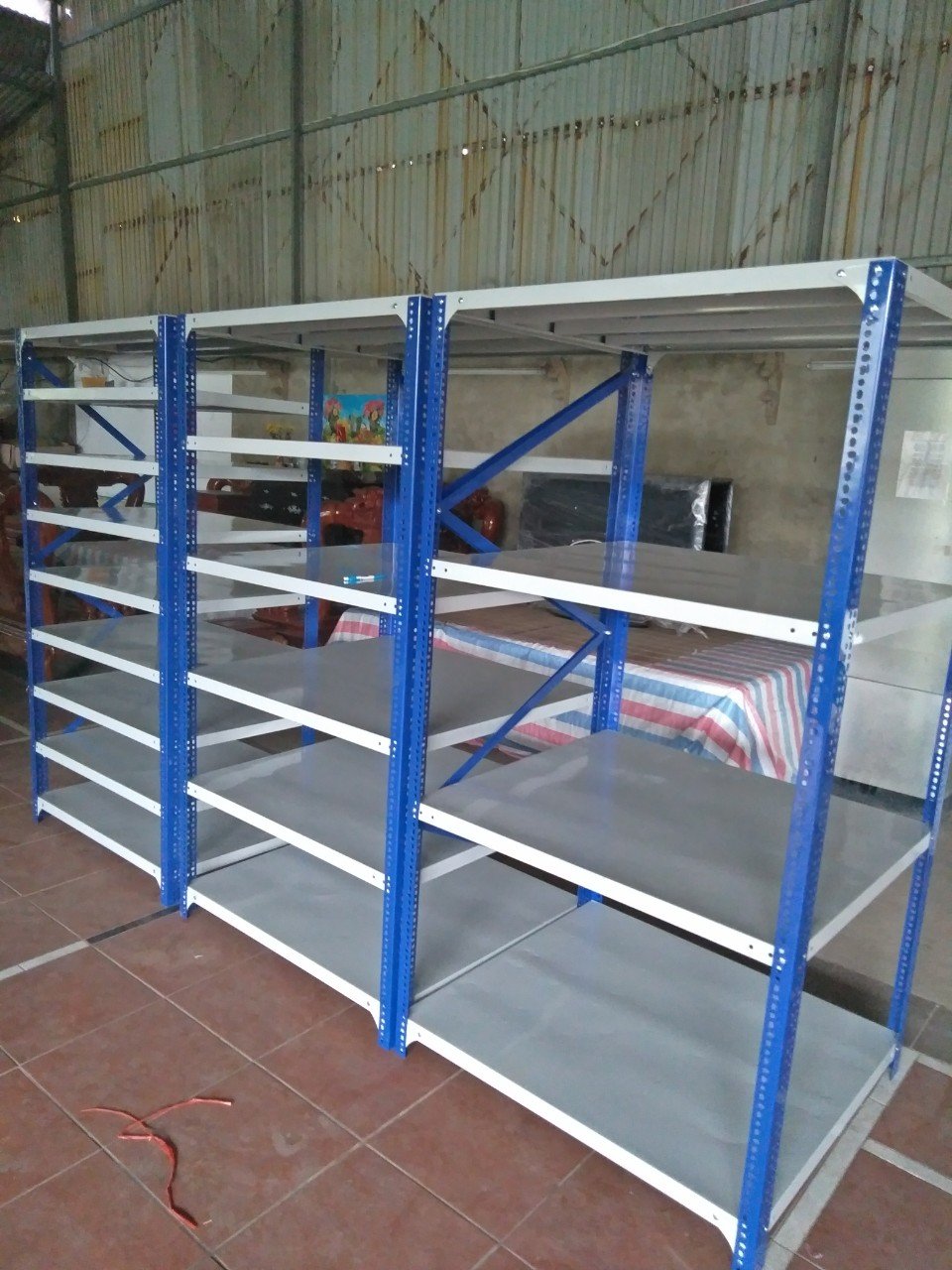 Kệ sắt V lỗ đa năng khung xanh mặt trắng Long Quyền lắp đặt thực tế