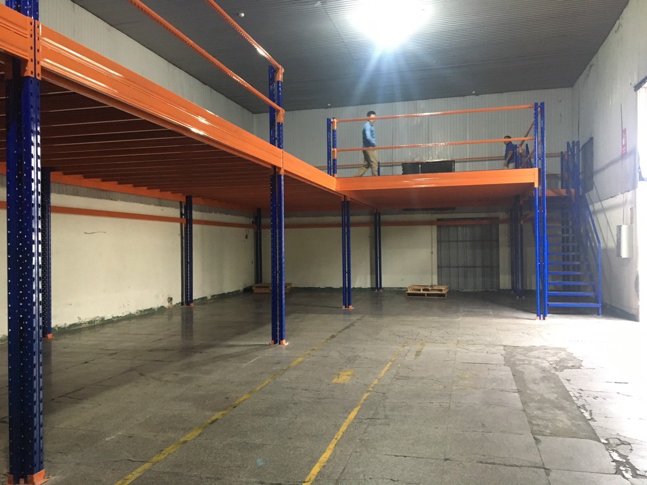 Sàn tầng lửng Mezzanine khung thép kèm cầu thang do Long Quyền thi công