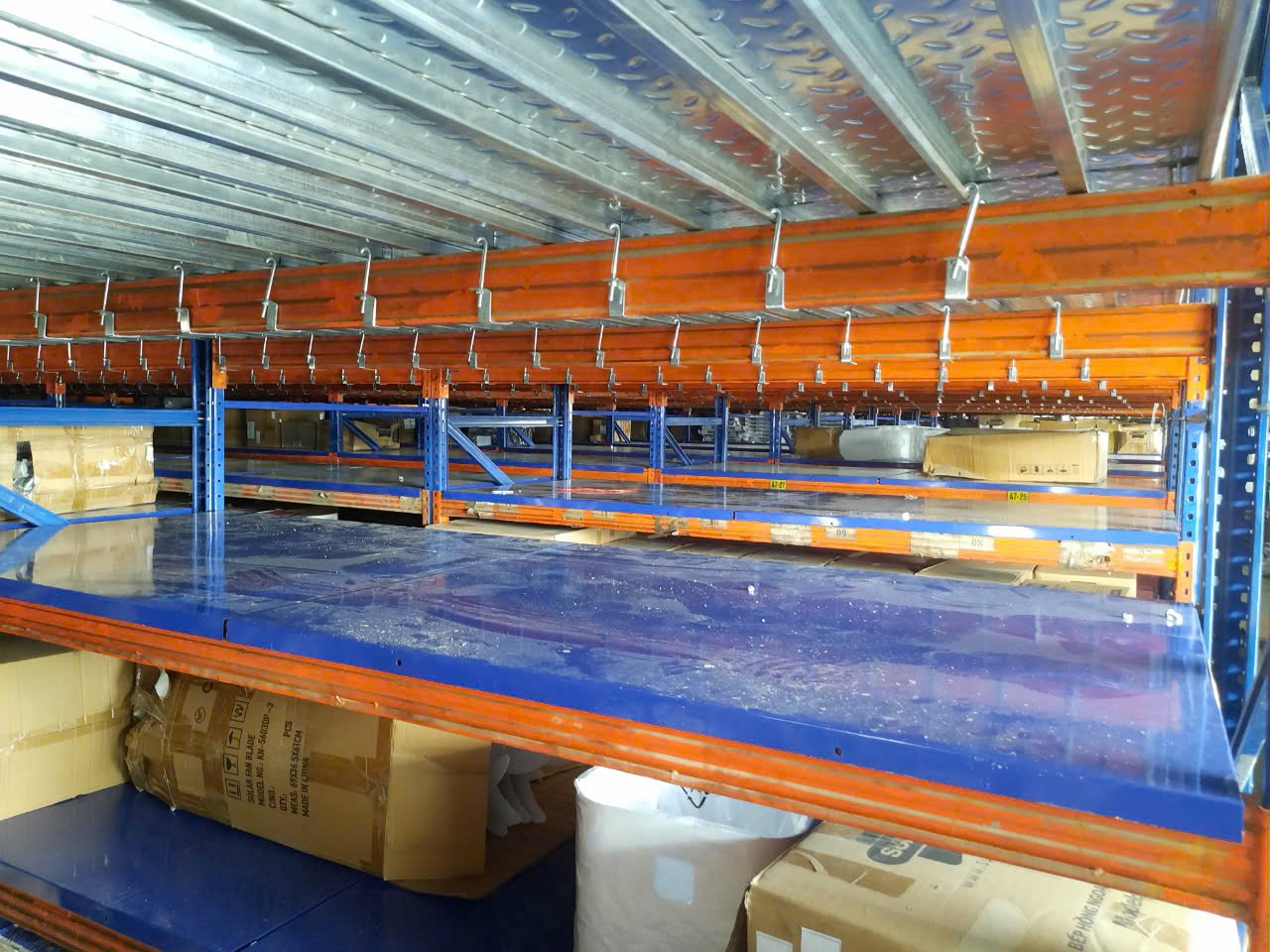Sàn Mezzanine sàn thép kết hợp kệ trung tải bên dưới trong kho