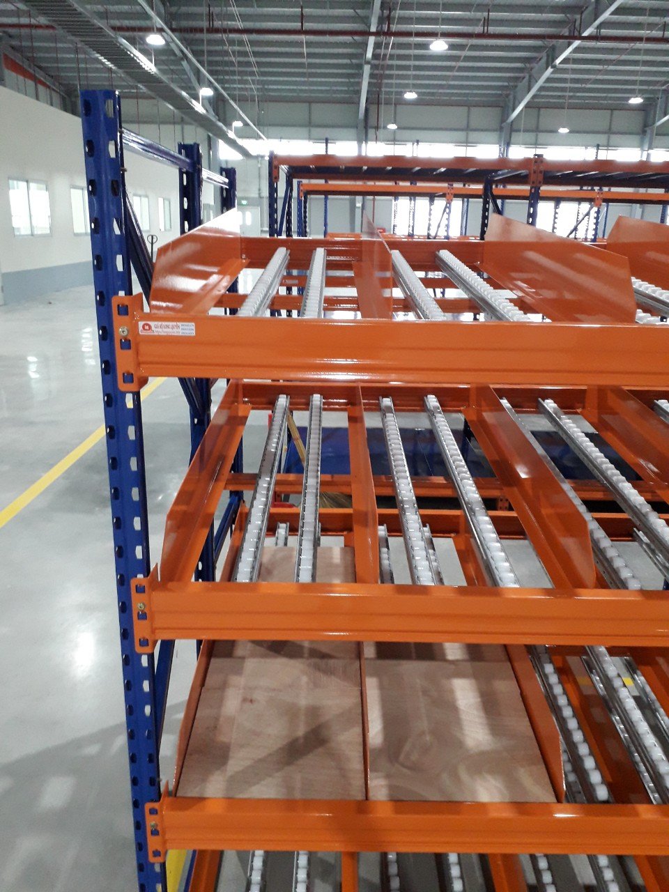 Kệ trôi Carton Flow các làn con lăn nghiêng lắp đặt thực tế