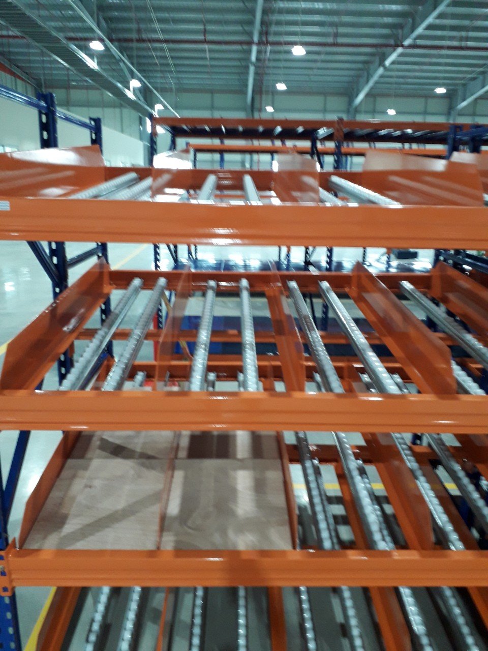 Cận cảnh làn con lăn kệ Carton Flow cho picking thùng lẻ FIFO
