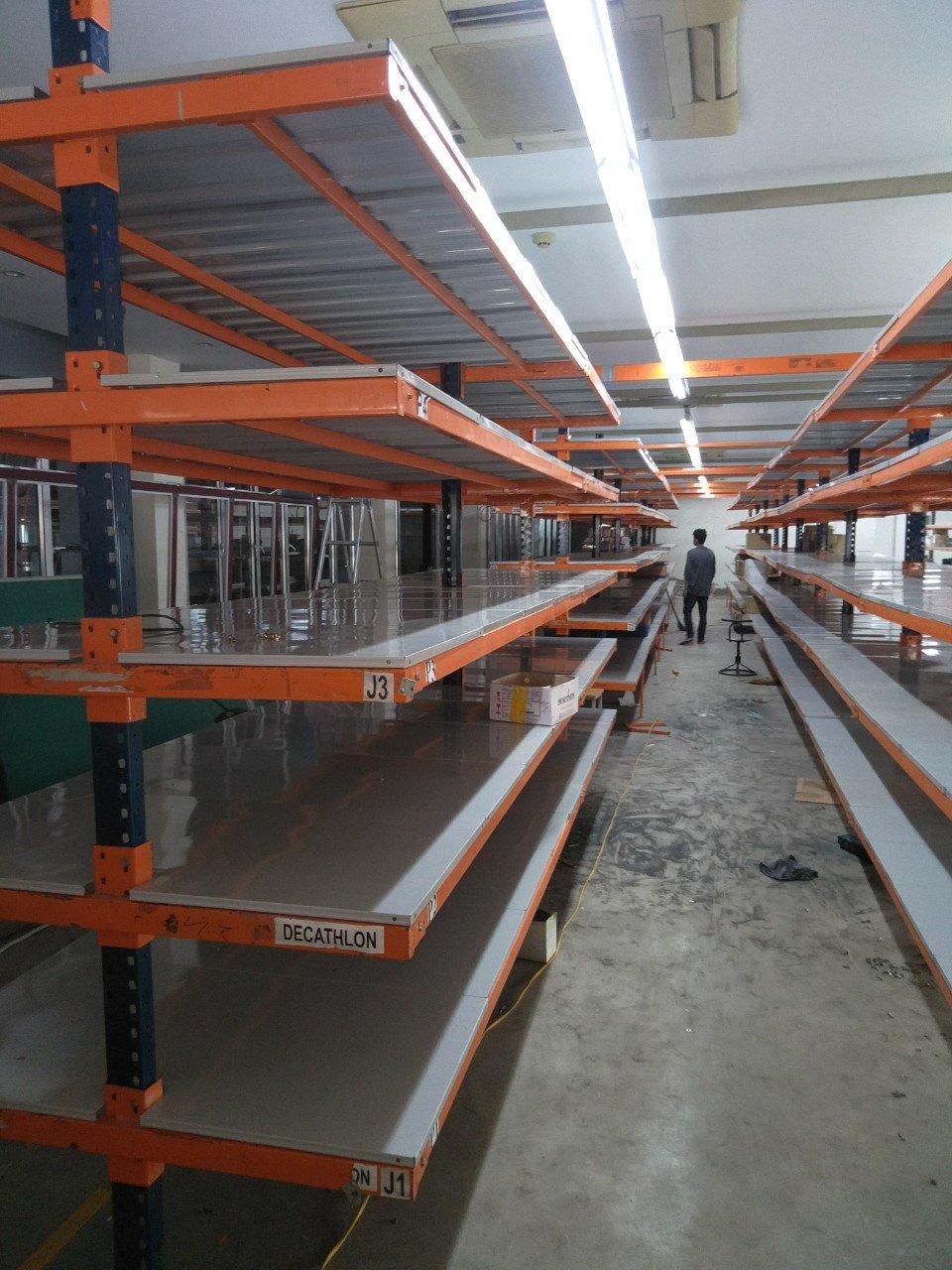 Dãy kệ tay đỡ Cantilever Long Quyền lắp đặt trong nhà xưởng