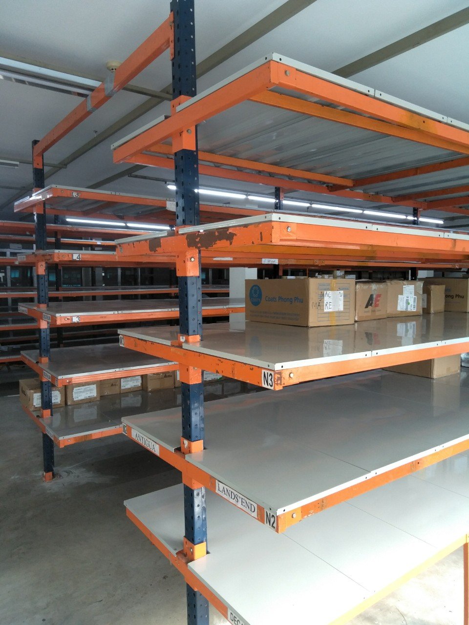 Kệ Cantilever hai mặt với tay đỡ chịu tải cho hàng dài