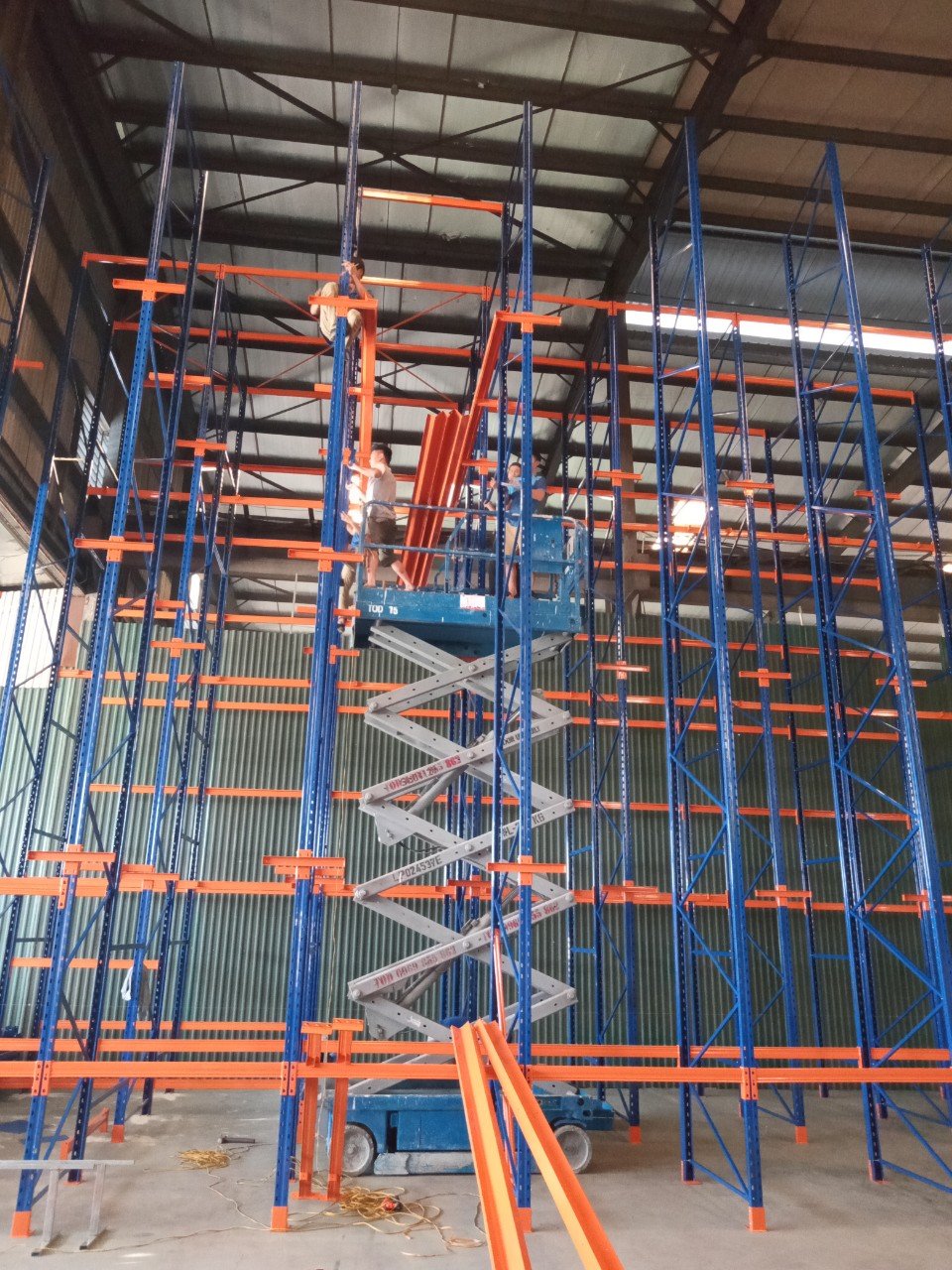 Kỹ thuật viên Long Quyền lắp đặt khung kệ Drive-In bằng xe nâng người
