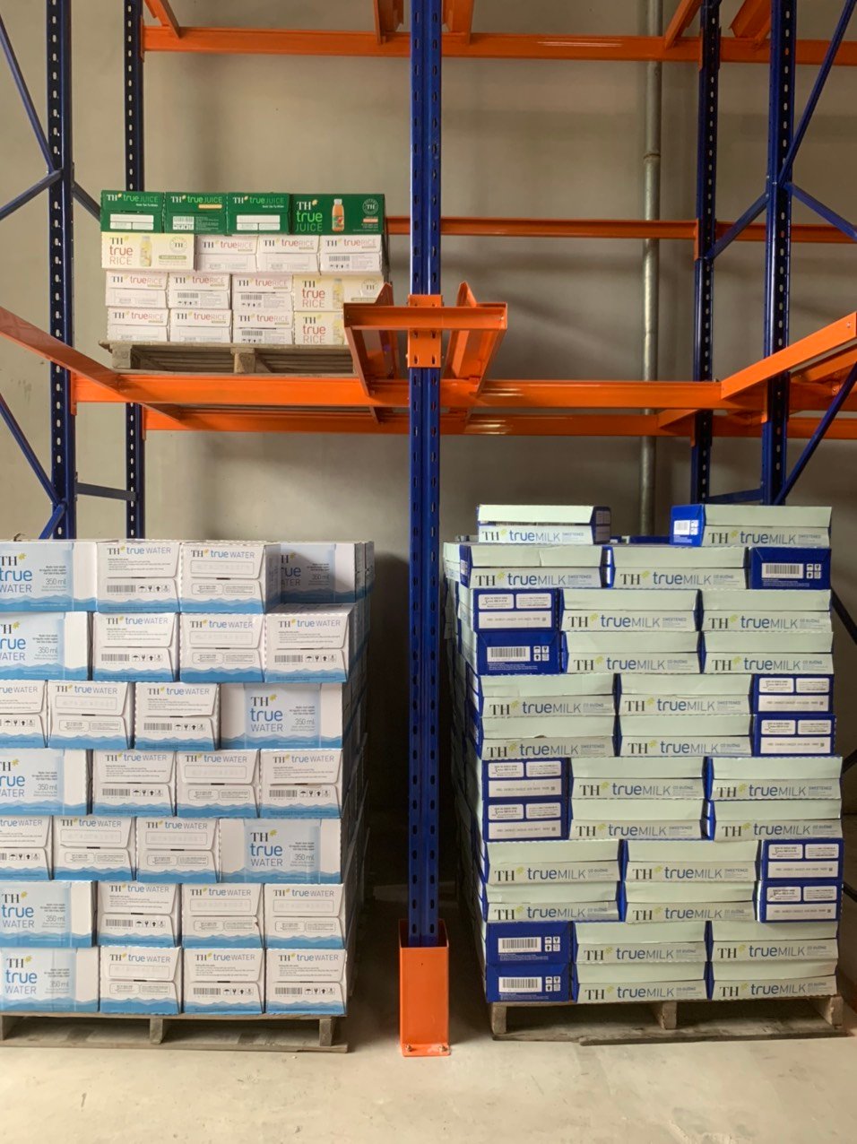Pallet thùng carton xếp trong làn kệ Drive-In tại kho thành phẩm