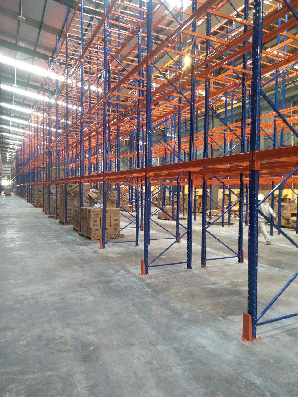 Lối đi xe nâng giữa hai dãy kệ Selective pallet cao trong kho công nghiệp