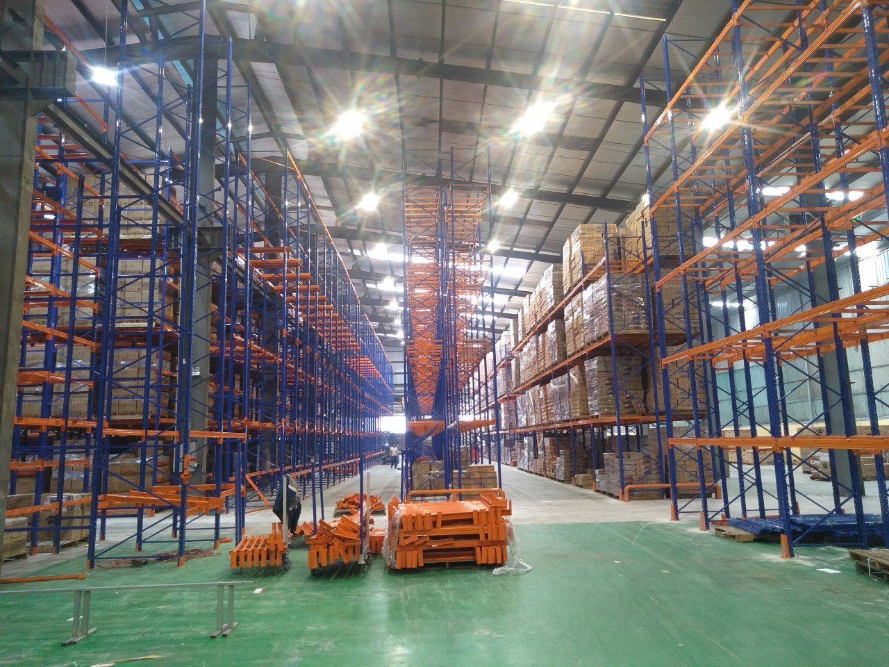 Dự án kệ Selective pallet Long Quyền đang hoàn thiện lắp đặt trong kho lớn