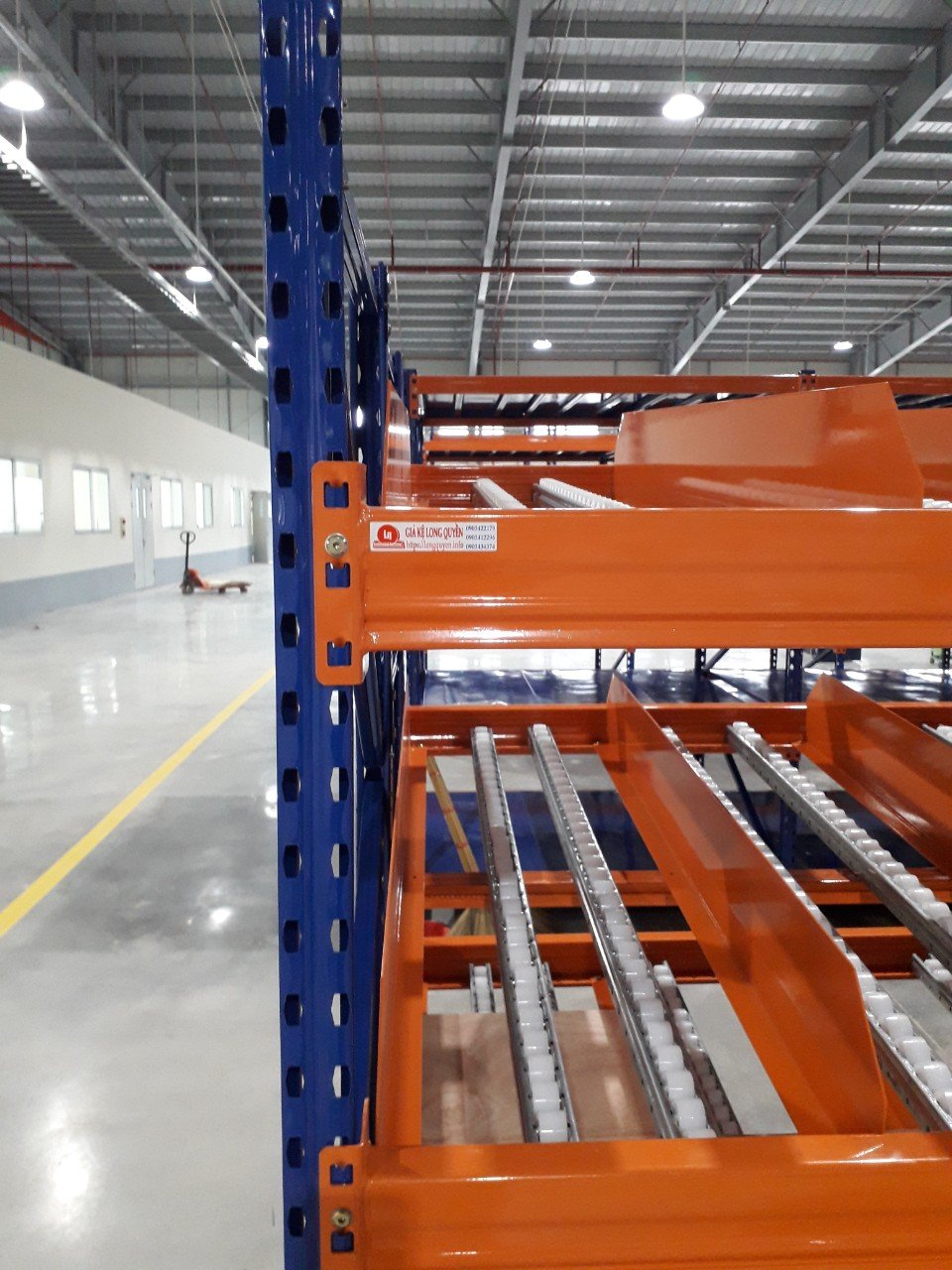 Cận cảnh thanh ray con lăn và khung kệ Carton Flow Long Quyền trước khi xếp hàng