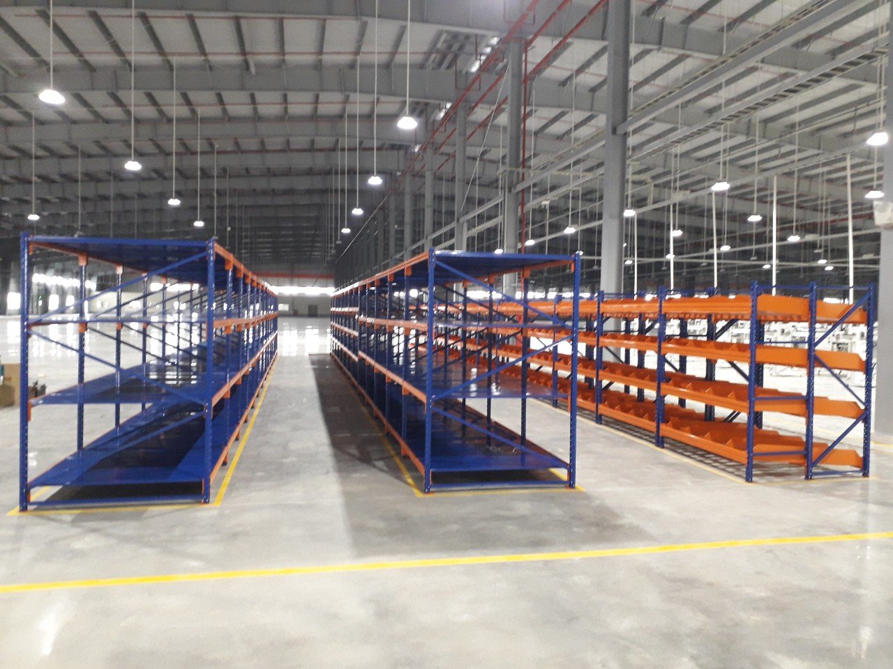 Các dãy kệ Carton Flow Long Quyền với tầng con lăn nghiêng trong nhà xưởng điện tử